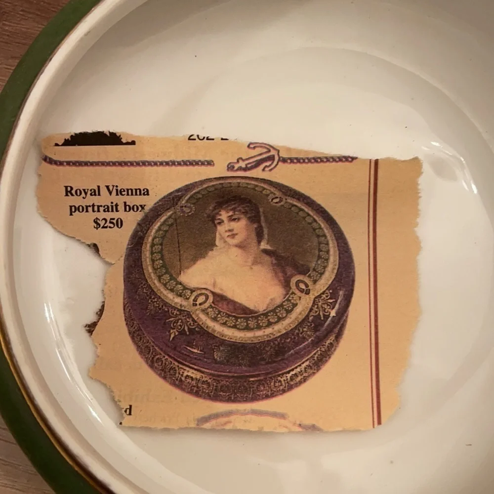 Vintage and pristine condition Royal Vienna portrait/ trinket box​​​​​​​​​​​​​​​